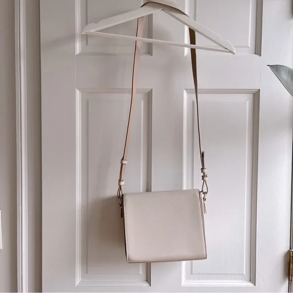 Cream Shoulder Bag with Golden Metal Clasp - Picture 2 of 16